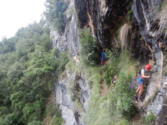 Foto de la diagonal entre vegetación y zona donde se encontraría la cascada cuando tiene agua vía ferrata el Risco en Matienzo