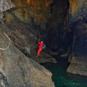 persona en colgado de una cuerda en una cueva cantabra