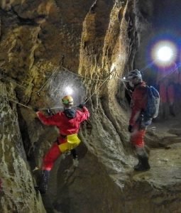 Pasamanos del tracastín en cueva fresca