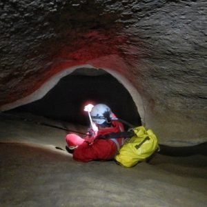 rapel en la sala macarroni de la cueva coventosa en cantabria