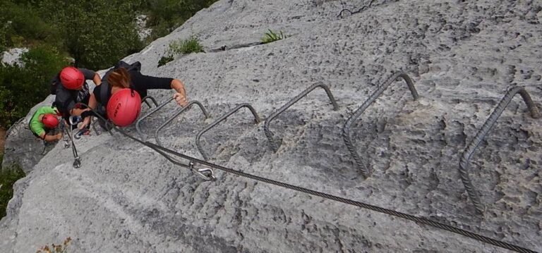 pared vertical en la ferrata callejomadero