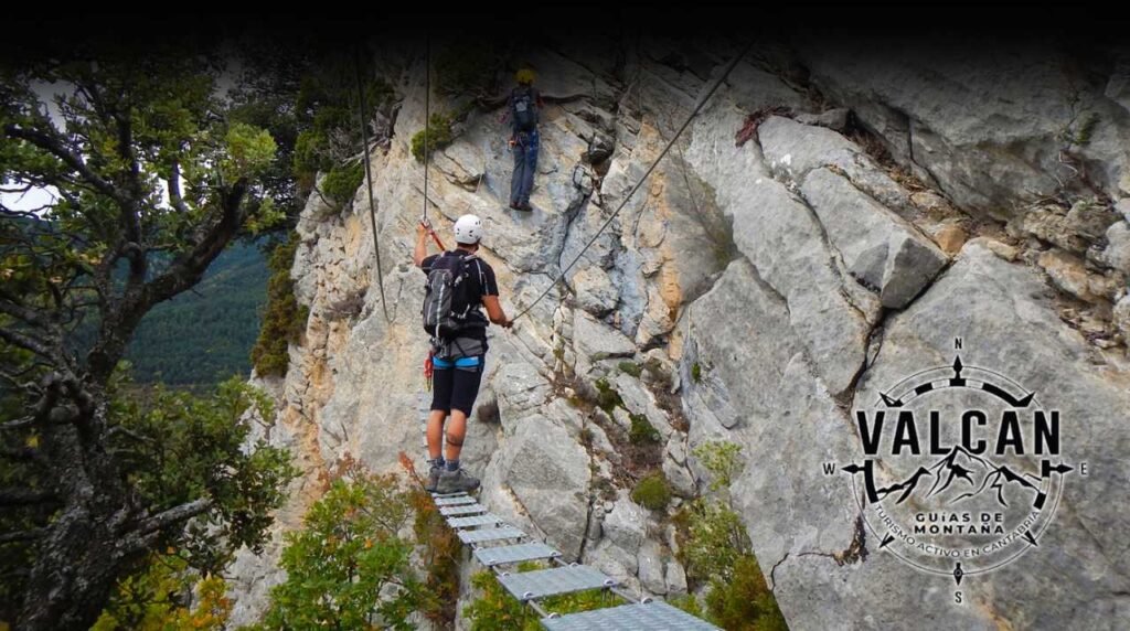 personas haciendo una via ferrata Cántabra