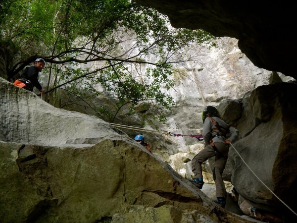 niño rapelando en el descenso del barranco Calera