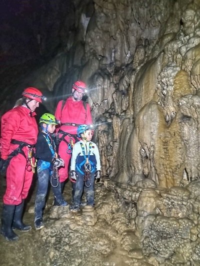 espeleologia con niños en el alto asón