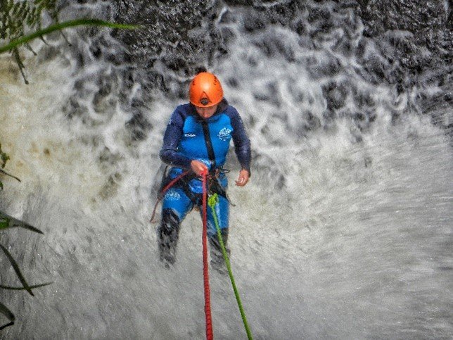 cliente de valcan realizando el descenso del barranco ajan